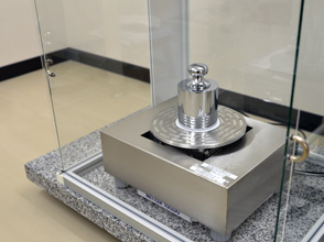 校正に使用する分銅器